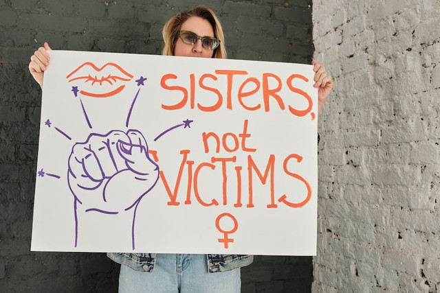 https://unsplash.com/id/foto/seorang-wanita-memegang-tanda-yang-mengatakan-saudara-perempuan-bukan-korban-lnu_PGxVY28
