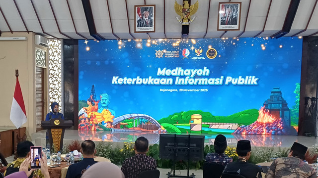 Wakil Bupati Bojonegoro, Nurul Azizah, saat beri sambutan dalam acara Sarasehan Keterbukaan Informasi Publik di Ruang Angling Dharma Pemkab Bojonegoro. Sabtu (29/11/2025). (Aset: beritabojonegoro/imam nurcahyo)