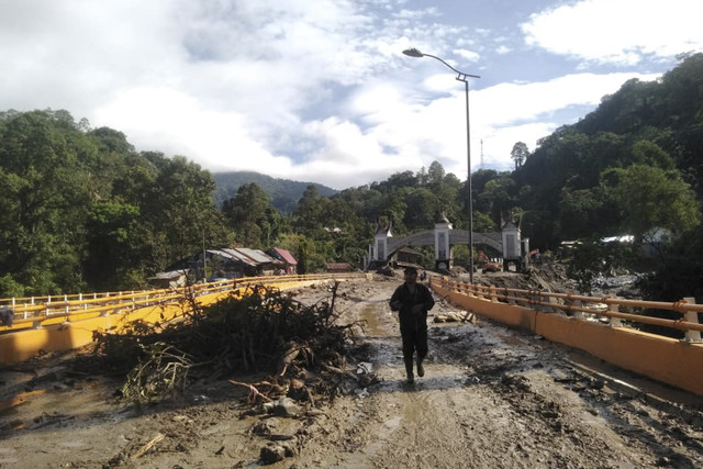 Jembatan kembar menjelang memasuki Kota Padang Panjang usai diterjang banjir bandang. Foto: Dok. kumparan
