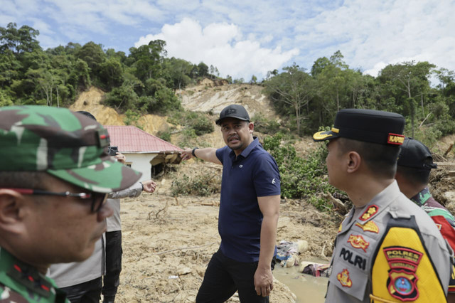 Gubernur Sumatera Utara Bobby Nasution saat meninjau longsor dan tanah longsor di Kabupaten Tapanuli Tengah pada Sabtu (29/11/2025). Foto: Dok. Istimewa