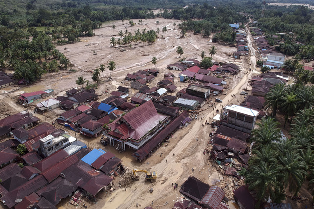 Foto udara permukiman warga terdampak banjir bandang di Desa Aek Garoga, Kecamatan Batang Toru, Kabupaten Tapanuli Selatan, Sumatera Utara, Sabtu (29/11/2025). Foto: Yudi Manar/Antara Foto