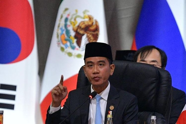 Wakil Presiden (RI) Gibran Rakabuming di sesi ketiga forum Konferensi Tingkat Tingkat Tinggi (KTT) G20 di Johannesburg Expo Centre, Afrika Selatan, Minggu (23/11/2025).(Sumber : Sekretariat Wakil Presiden )