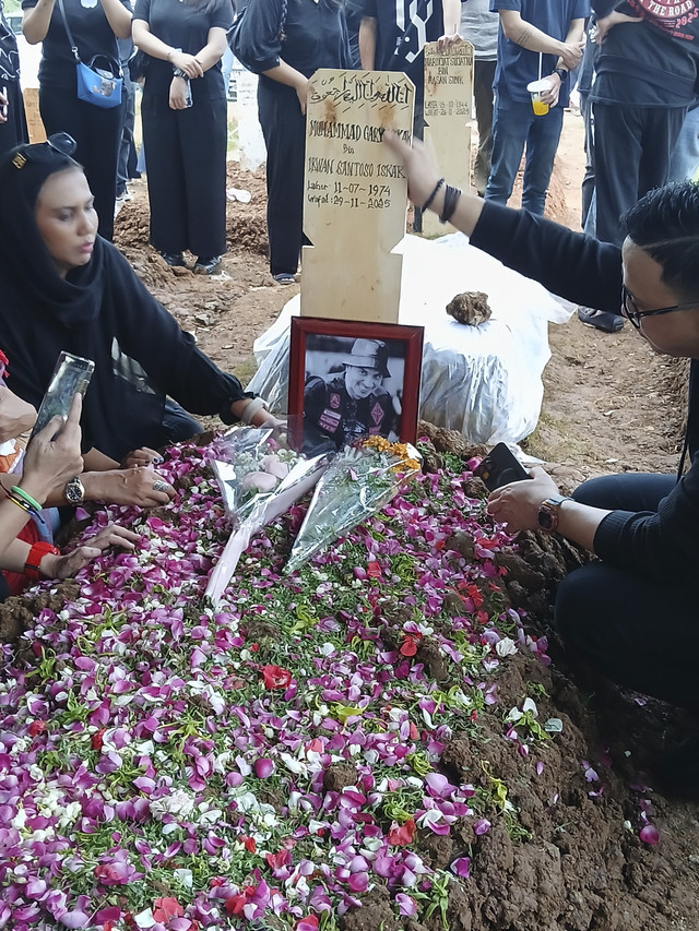 Jenazah aktor Gary Iskak dimakamkan di TPU Tanah Kusir, Sabtu (29/11/2025). Foto: Vincentius Mario/kumparan