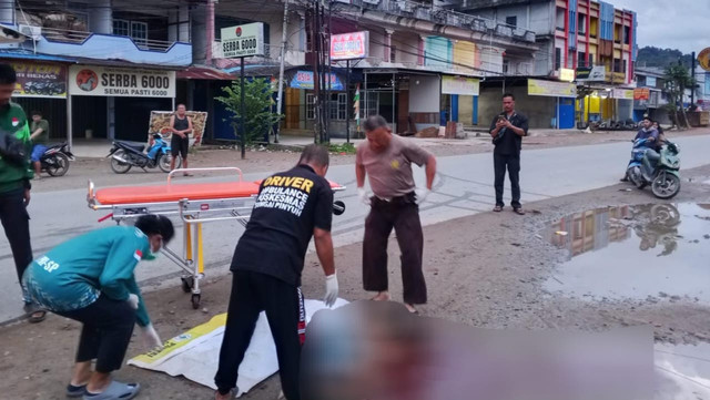 Petugas mengevakuasi jasad ODGJ yang jadi korban tabrak lari truk di Mempawah. Foto: Dok. Istimewa