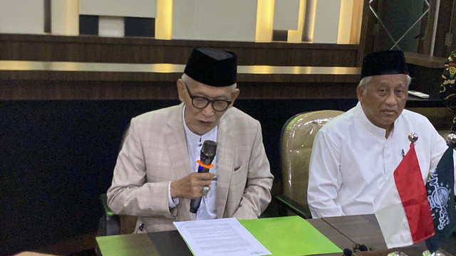 Rais Aam PBNU, Miftachul Akhyar saat konferensi pers di kantor PWNU Jawa Timur, Sabtu (29/11/2025). Foto: Dok. Istimewa