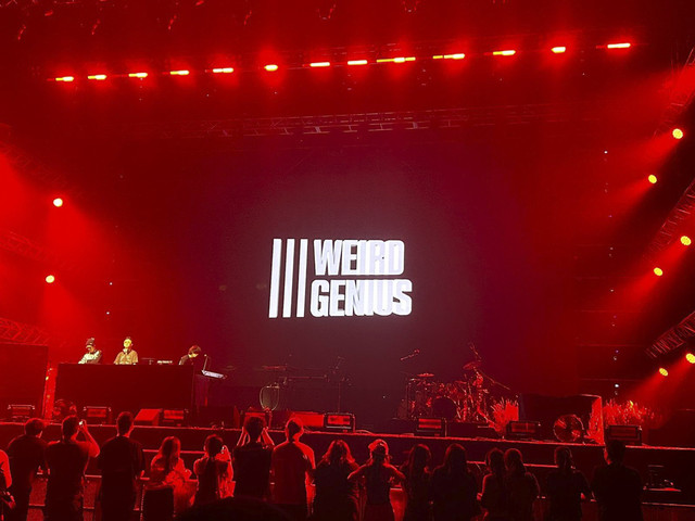 Weird Genius buka konser Rich Brian di Jakarta, Sabtu (29/11/2025). Foto: Andrian Gilang Khrisnanda/kumparan