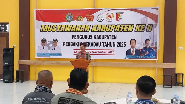 Ketua Perbakin Sekadau, Fransisco Wardianus, saat memberikan sambutan. Foto: Dina Mariana/Hi!Pontianak