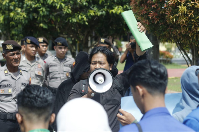 Mahasiswa saat menyampaikan orasi. Foto: Dok. Istimewa