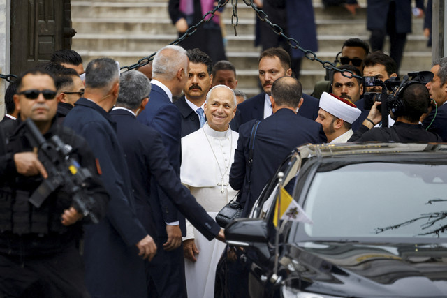 Paus Leo XIV melakukan perjalanan apostolik di Masjid Sultanahmet, yang dikenal sebagai Masjid Biru, Turki, Sabtu (29/11/2025). Foto: Kemal Aslan/Reuters