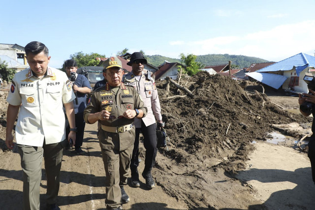 Mendagri Tito Karnavian tinjau bencana banjir di Aceh, Sabtu (29/11/2025). Foto: Dok. Puspen Kemendagri