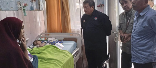 Kemensos Jenguk Riyani, Anak dengan multi disabilitas yang dirawat di RSUD Dr. Slamet Garut, Jawa Barat, Sabtu (29/11/2025). Foto: Dok. BPPKS Bandung