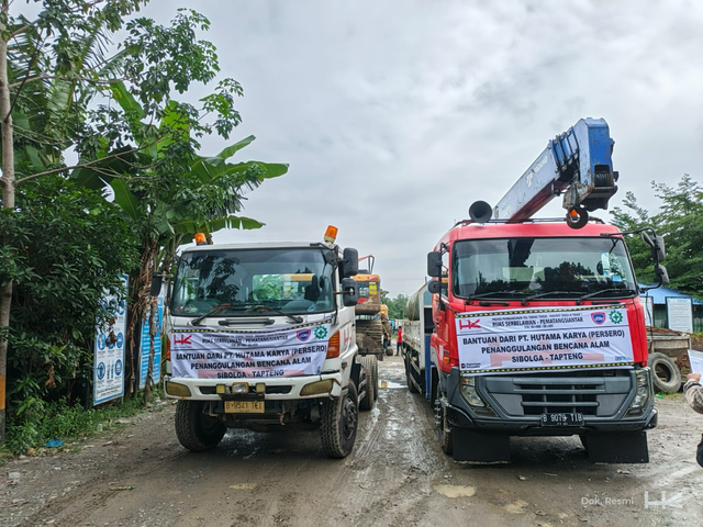 Kementerian PU bersama Hutama Karya kirimkan alat berat untuk menangani bencana banjir dan longsor di Sibolaga-Tapanuli Tengah, Sumatera Utara. Foto: Dok. Hutama Karya