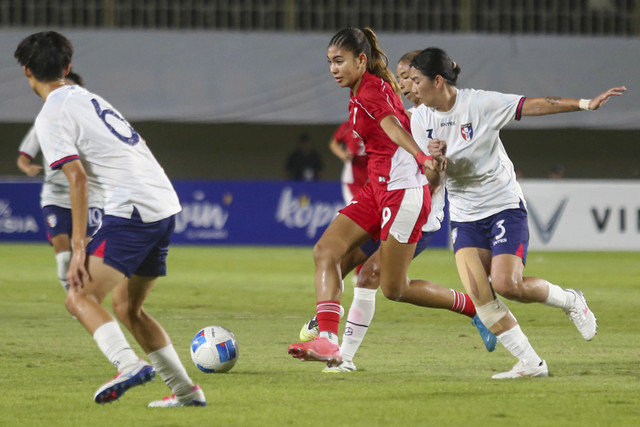 Pemain Timnas Putri Indonesia Claudia Alexandra Scheunemmann berebut bola dengan pemain Timnas Puteri China Taipei  Su, Sin Yun (kanan) pada laga International Women's Friendly Match di Stadion Maguwoharjo, Sleman, D.I Yogyakarta, Sabtu (29/11/2025). Foto: Andreas Fitri Atmoko/ANTARA FOTO