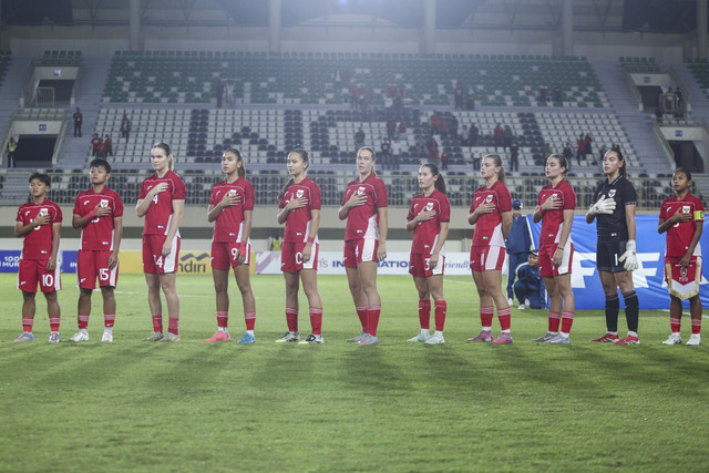 Pesepak bola Timnas Putri Indonesia menyanyikan lagu Indonesia Raya sebelum melawan Timnas Puteri China Taipei pada laga International Women's Friendly Match di Stadion Maguwoharjo, Sleman, D.I Yogyakarta, Sabtu (29/11/2025). Foto: Andreas Fitri Atmoko/ANTARA FOTO