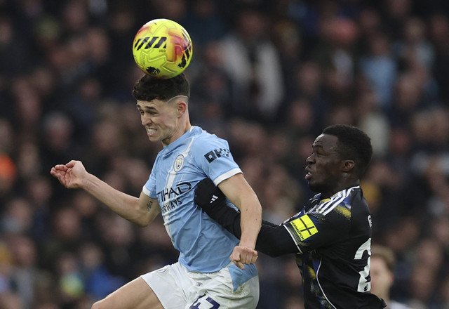 Pemain Manchester City Phil Foden menyundul bola saat berebut bola di udara dengan pemain Leeds United Wilfried Gnonto dalam pertandingan Liga Inggris di Stadion Etihad, Manchester, Inggris, Sabtu (29/11/2025). Foto: Phil Noble/Reuters