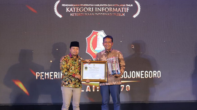 Bupati Bojonegoro, Setyo Wahono, saat terima Piagam Penghargaan Keterbukaan Informasi Publik Awards 2025 Tingkat Provinsi Jawa Timur. Sabtu (29/11/2025) (Aset: Istimewa)