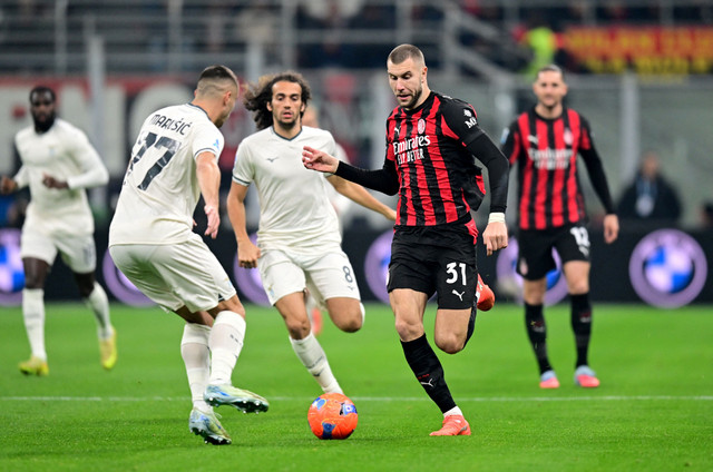 Adam Marusic, Matteo Guendouzi, dan Strahinja Pavlovich saat AC Milan vs Lazio dalam laga pekan ke-13 Liga Italia 2025/26 di Stadion San Siro, Minggu (30/11) dini hari WIB. Foto: REUTERS/Daniele Mascolo