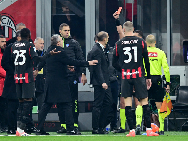 Massimiliano Allegri diberi kartu merah saat AC Milan vs Lazio dalam laga pekan ke-13 Liga Italia 2025/26 di Stadion San Siro, Minggu (30/11) dini hari WIB. Foto: REUTERS/Daniele Mascolo
