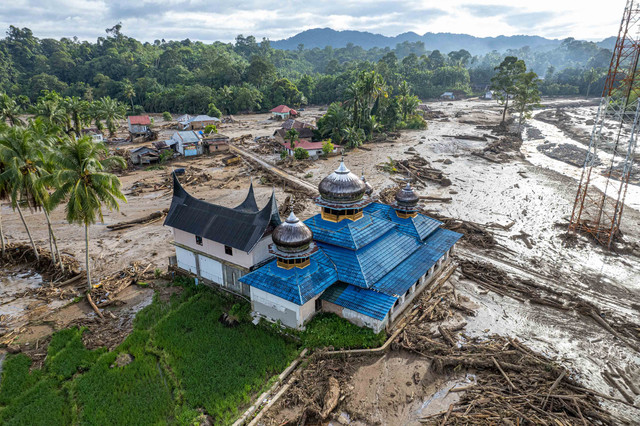 Foto udara kondisi permukiman Jorong Kayu Pasak yang rusak akibat banjir bandang di Nagari Salareh Aia, Palembayan, Agam, Sumatera Barat, Minggu (30/11/2025). Foto: Wahdi Septiawan/ANTARA FOTO