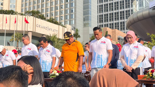 Wakil Gubernur DKI Jakarta Rano Karno, Ketua Umum Kadin Indonesia Anindya Bakrie, dan Ketua DPRD DKI Jakarta Khoiruddin saat doa bersama untuk korban bencana Aceh-Suamtera di CFD Bundaran HI, Jakarta, Minggu (30/11/2025). Foto: Nasywa Athifah/kumparan