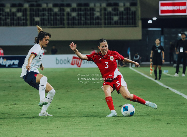 Isabel Kopp sedang berduel dengan pemain Taiwan di FIFA Women's Matchday, Sabtu (29/11). Foto: PSSI