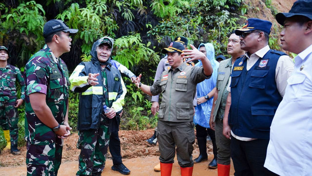 Kepala BNPB meninjau lokasi desa Sibalanga, Kecamatan Adian Koting, Kabupaten Tapanuli Utara, Sumatera Utara, pada Kamis (27/11/2025). Foto: Dume Harjuti Sinaga/Bidang Komunikasi Kebencanaan/BNPB