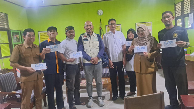 Ketua YBM PLN UP3 Mempawah, M. Irvan Harvani, menyerahkan bantuan kepada Guru Honorer di SMA Negeri 2 Mempawah, dalam rangka Hari Guru Nasional. Foto: Dok. PLN UP3 Mempawah