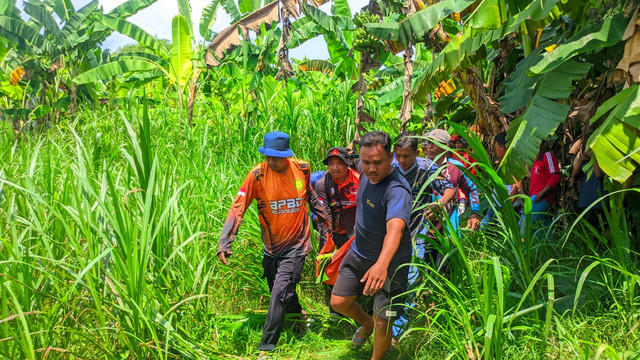 Petugas saat evakuasi jenazah warga Kecamatan Kanor, Kabupaten Bojonegoro, yang tenggelam di Sungai Bengawan Solo. Minggu (30/11/2025). (Aset: Istimewa)