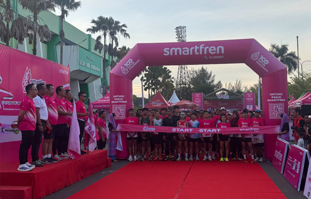 Sesi foto seremonial pelepasan peserta SMARTFREN Fun Run Pontianak yang digelar di Stadion Sultan Syarif Abdurahman, Pontianak pada Minggu pagi, 30 November 2025. Foto: Dok. SMARTFREN XLSMART