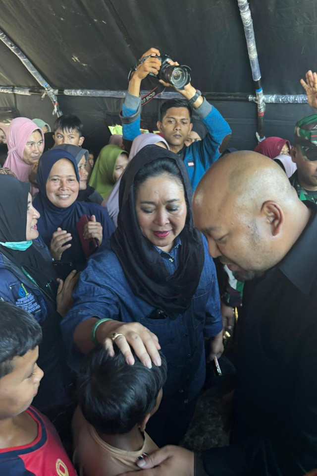 Anggota DPR RI dari Fraksi Partai Gerindra, Siti Hediati Hariyadi alias Titiek Soeharto bersama Ragowo Hediprasetyo Djojohadikusumo atau Didit Prabowo meninjau warga terdampak banjir bandang di Kabupaten Pidie Jaya, Aceh pada Sabtu (29/11/2025). Foto: Dok. Istimewa