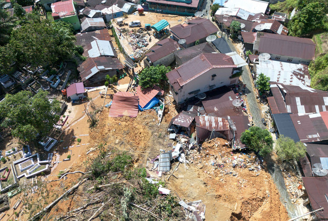 Foto udara dampak banjir bandang yang melanda pemukiman penduduk di Jalan Murai, Sibolga, Sumatera Utara, Minggu (30/11/2025). Foto: Muhammad Irsal/ANTARA FOTO