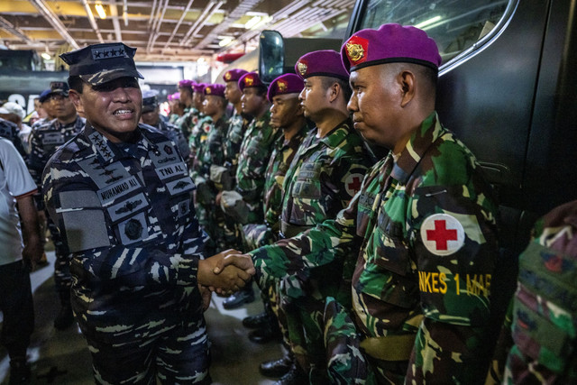 KSAL Laksamana TNI Muhammad Ali (kiri) melepas Satgas TNI AL untuk misi kemanusiaan ke wilayah terdampak bencana di KRI dr Soeharso, Jakarta, Minggu (30/11/2025). Foto: Bayu Pratama S/ANTARA FOTO