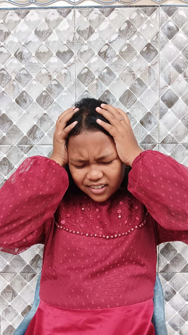 ilustrasi anak muda yang sakit kepala dikarenakan terkena hipertensi (foto hasil jepretan pribadi)