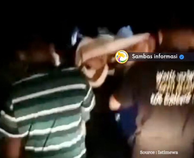 Warga bergotong royong menandu seorang pasien. Foto: Dok. Instagram @sambasinformasi