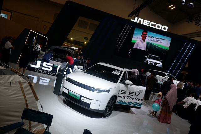 Mobil listrik Jaecoo J5 BEV sapa pengunjung GJAW 2025 di ICE BSD, Tangerang. Foto: Aditya Pratama Niagara/kumparan