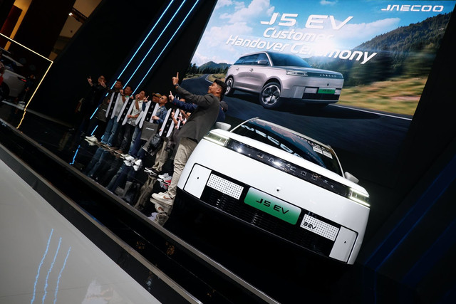 Mobil listrik Jaecoo J5 BEV sapa pengunjung GJAW 2025 di ICE BSD, Tangerang. Foto: Aditya Pratama Niagara/kumparan