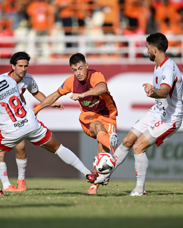 Borneo FC melawan Bali United pada pertandingan Super League di Stadion Segiri Samarinda, Kalimantan Timur, Minggu (30/11/2025). Foto: Instagram/@borneofc.id