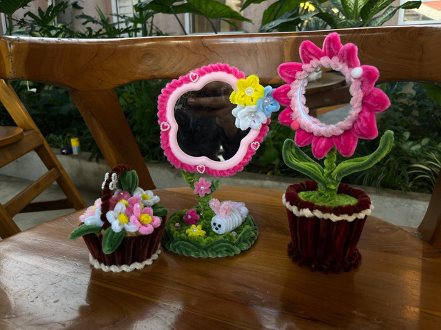 Kerajinan cermin estetik dengan bahan ‘Pipe Cleaner’. Foto: Rabiansyah/Hi!Pontianak