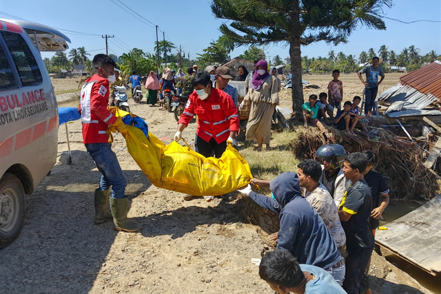 Palang Merah Indonesia (PMI) Kota Lhokseumawe membantu proses evakuasi korban terdampak banjir di Kabupaten Aceh Utara, Minggu (30/11/2025).  Foto: PMI