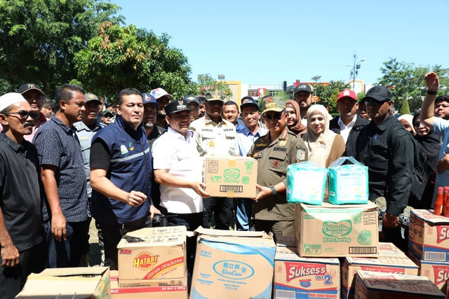 Menteri Dalam Negeri (Mendagri) Muhammad Tito Karnavian meninjau lokasi bencana banjir di Kota Lhokseumawe, Aceh, Minggu (30/11/2025). Foto: Kemendagri RI