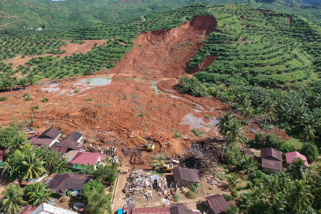 Foto udara petugas menggunakan alat berat melakukan pencarian korban longsor di Kampung Duren, Desa Batu Godang, Kecamatan Angkola Sangkunur, Kabupaten Tapanuli Selatan, Sumatera Utara, Minggu (30/11/2025). Foto: Yudi Manar/ ANTARA FOTO
