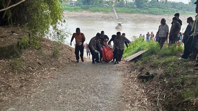 Petugas saat evakuasi jenazah warga Kelurahan Jetak, Kecamatan Bojonegoro Kota, Kabupaten Bojonegoro, yang meninggal dunia akibat tenggelam di aliran Sungai Bengawan Solo. Minggu (30/11/2025) (Aset: Istimewa)