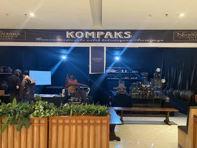 Pameran barang antik oleh Komunitas Pecinta Antik Kebudayaan Sriwijaya (Kompaks)/Anyelir. 