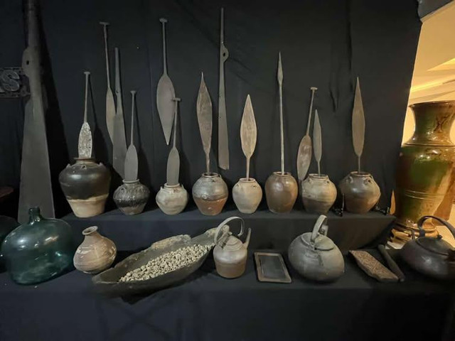 Beberapa koleksi yang dipamerkan, beripa guci dari tanah liat, dayung perahu dari kayu serta benda unik yang ditemukan dari dasar Sungai Musi/Anyelir. 