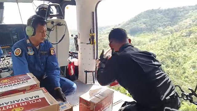 Polri lakukan Air Drop untuk pengiriman bantuan logistik ke Taput dan Tapteng, Minggu (30/11/2025). Foto: Humas Polda Sumut