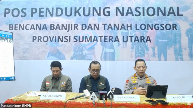 Kepala BNPB Letjen Suharyanto bersama Menko PMK Pratikno dan Kapolri Jenderal Pol Listyo Sigit Prabowo memberikan keterangan pers update penanganan bencana banjir dan longsor, Minggu (30/11/2025), Foto: Youtube/ BNPB Indonesia