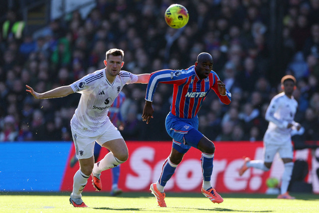 Pemain Crystal Palace Jean-Philippe Mateta berebut bola dengan pemain Manchester United Matthijs de Ligt pada pertandingan Liga Inggris di Selhurst Park, London, Inggris, Minggu (30/11/2025). Foto: John Sibley/REUTERS