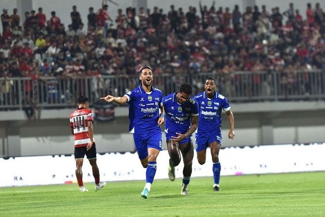 Selebrasi pemain Persib Bandung usai mencetak gol ke gawang ke gawang Madura United pada pertandingan Super League di Stadion Gelora Madura Ratu Pamelingan, Minggu (30/11/2025). Foto: Persib