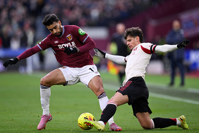Pemain West Ham United Lucas Paqueta berebut bola dengan pemain Liverpool Milos Kerkez pada pertandingan Liga Inggris di Stadion London, London, Inggris, Minggu (30/11/2025). Foto: REUTERS/Tony O Brien