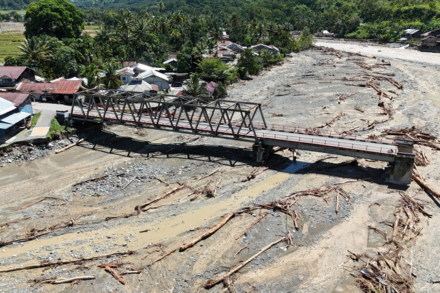 Foto udara Jembatan Beutong Ateuh Banggalang yang putus diterjang banjir bandang di jalan lintas tengah Nagan Raya-Aceh Tengah di Desa Kuta Teugong, Beutong Ateuh Banggalang, Nagan Raya, Aceh, Minggu (30/11/2025). Foto: Syifa Yulinnas/ANTARA FOTO